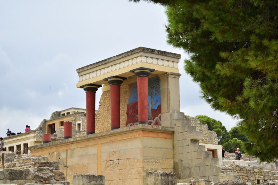 From Chania: Knossos Palace and Heraklion Full-Day Tour - From the bus to the Labyrinth: what Knossos Palace feels like